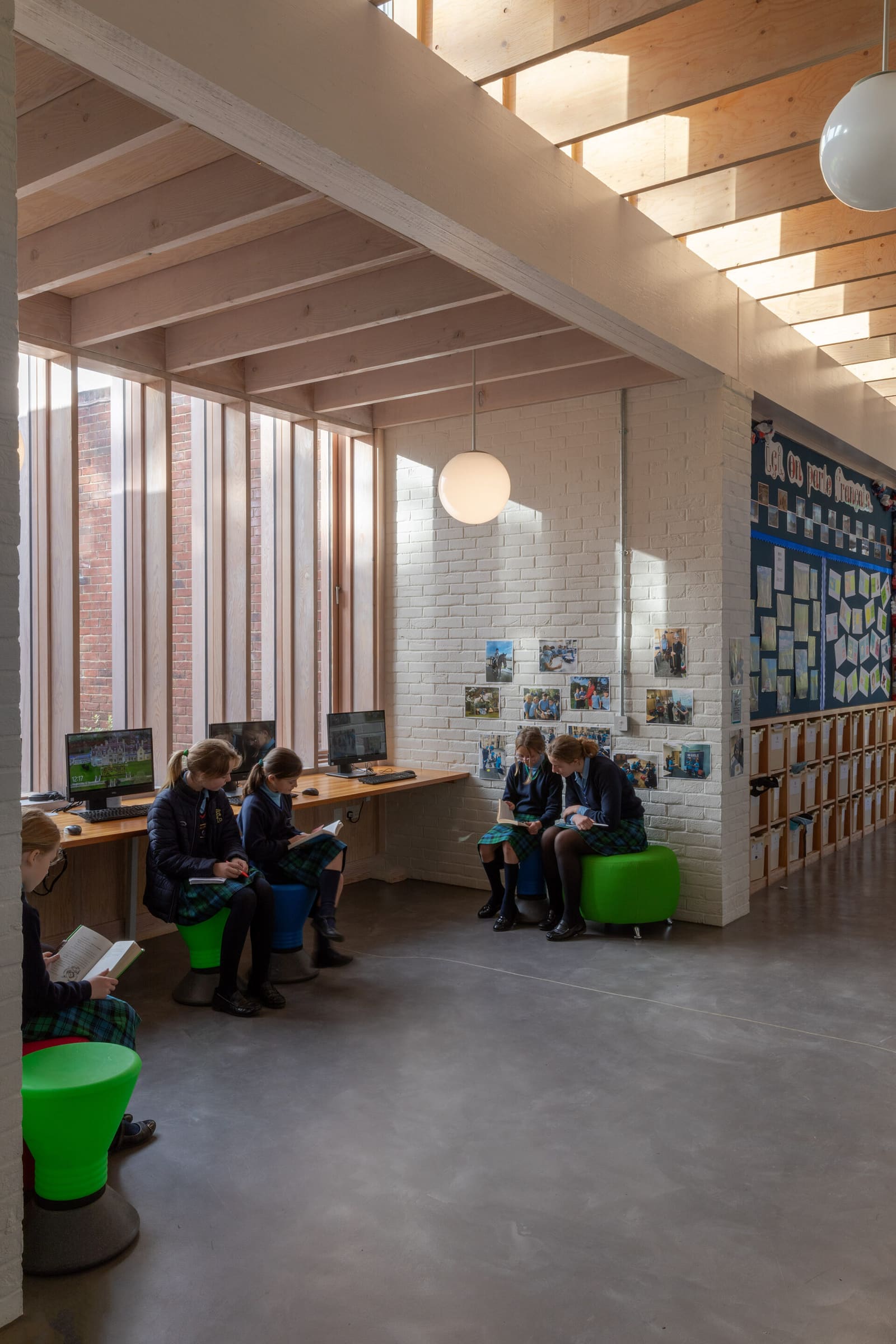Pinewood School — fotoğraf 1